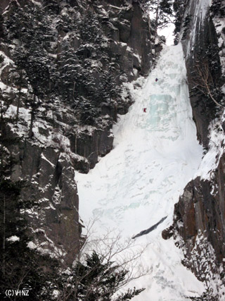 雪景色　北海道　層雲峡 「銀河の滝」　滝上の点（２点）はアイスクライミングの人